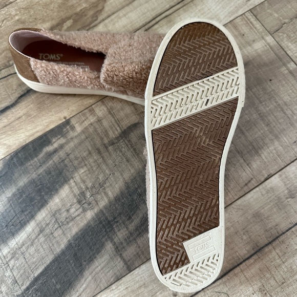 Toms NWOB Blush Color Sunset Faux Shearling Fuzzy Furry Slip On Boat Shoes sz 7 - Picture 7 of 13